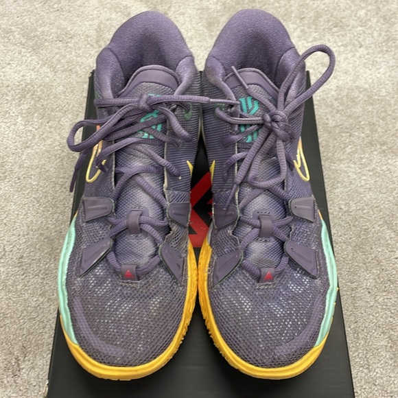 Nike Kyrie 7 Basketball Sneakers - size 4 Youth - Picture 7 of 8